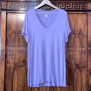Hue Women’s V-neck tee Size XXL short sleeve color purple in great condition